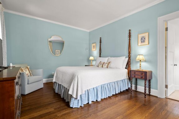 Queen Cottage at Chanticleer Inn